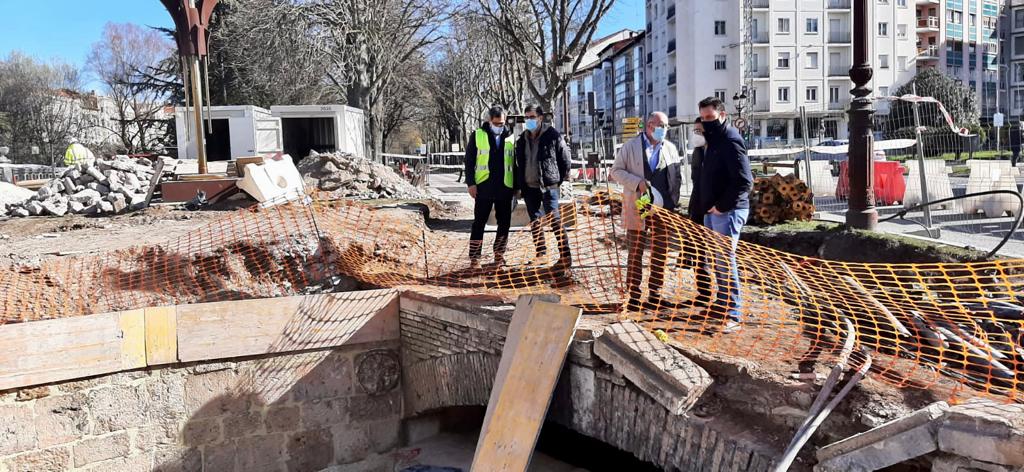 El alcalde visita las obras del puente Bessón que estarán terminadas en tres meses